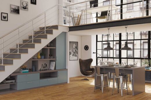 Comment transformer un espace sous escalier perdu en un rangement sur mesure astucieux et esthétique : notre projet dans une maison à Lorgues