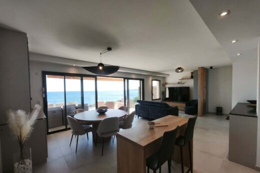 Réinventer votre intérieur avec un agencement sur mesure : l&#8217;exemple d&#8217;un salon moderne avec vue sur mer