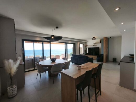 R&#x00E9;inventer&#x20;votre&#x20;int&#x00E9;rieur&#x20;avec&#x20;un&#x20;agencement&#x20;sur&#x20;mesure&#x20;&#x3A;&#x20;l&amp;&#x23;8217&#x3B;exemple&#x20;d&amp;&#x23;8217&#x3B;un&#x20;salon&#x20;moderne&#x20;avec&#x20;vue&#x20;sur&#x20;mer
