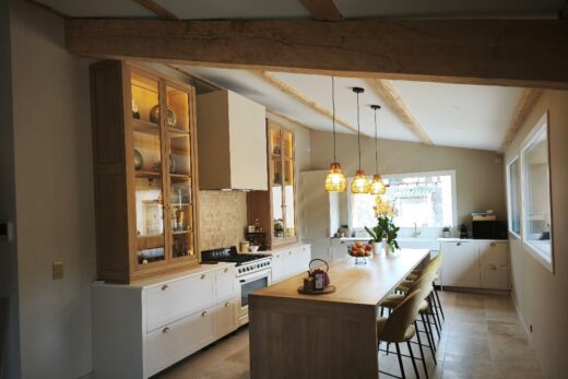 Cuisine sur mesure : comment sublimer l’atypique avec un îlot central XXL